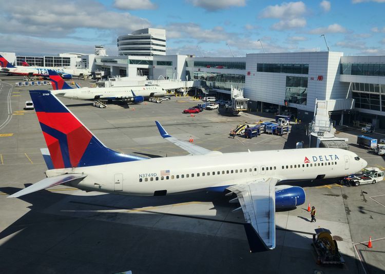 Громкий провал безопасности: российская пассажирка без билета обманула службу безопасности США